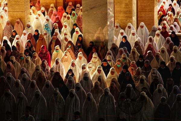 Мусульмане посещают молитву Ид-аль-Фитр в конце священного месяца Рамадан в Исламском центре в Локсеумаве - Sputnik Қазақстан