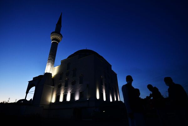 Верующие возле мечети перед началом праздничной молитвы в честь Ураза-байрама в Екатеринбурге - Sputnik Казахстан