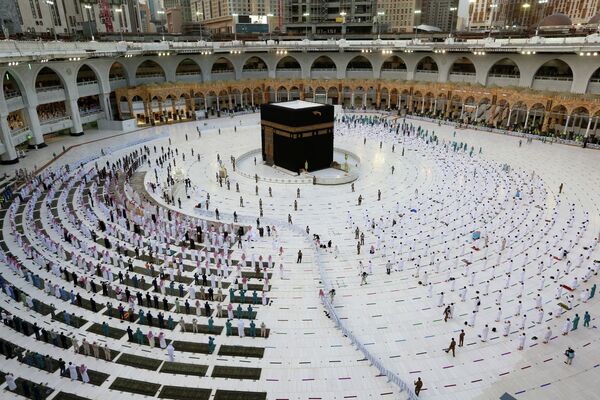 Мусульмане собираются вокруг Каабы в Мекке после завершения священного месяца Рамазан - Sputnik Қазақстан