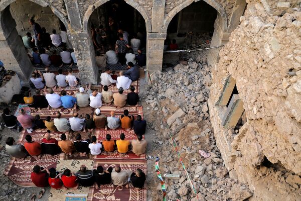 Люди посещают молитву Ид аль-Фитр, посвященную окончанию священного месяца поста Рамадан, в самой старой мечети Аль-Масфи в Мосуле, Ирак - Sputnik Қазақстан