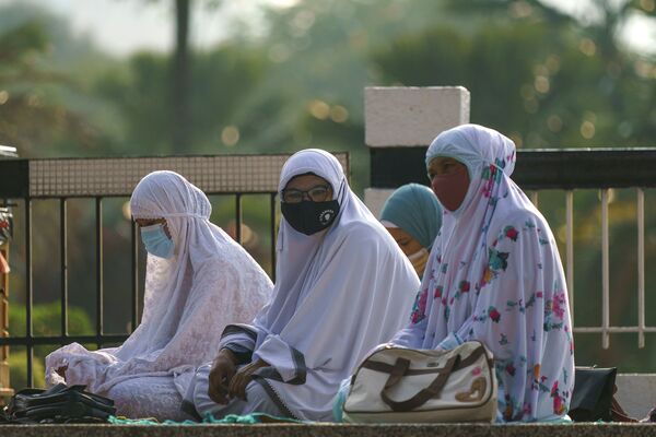 Мусульманские женщины в защитных масках, Малайзия  - Sputnik Казахстан
