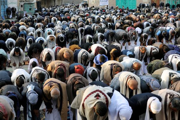 Люди совершают молитву Ид-аль-Фитр в ознаменование окончания месяца поста Рамадан в Сане, Йемен - Sputnik Казахстан