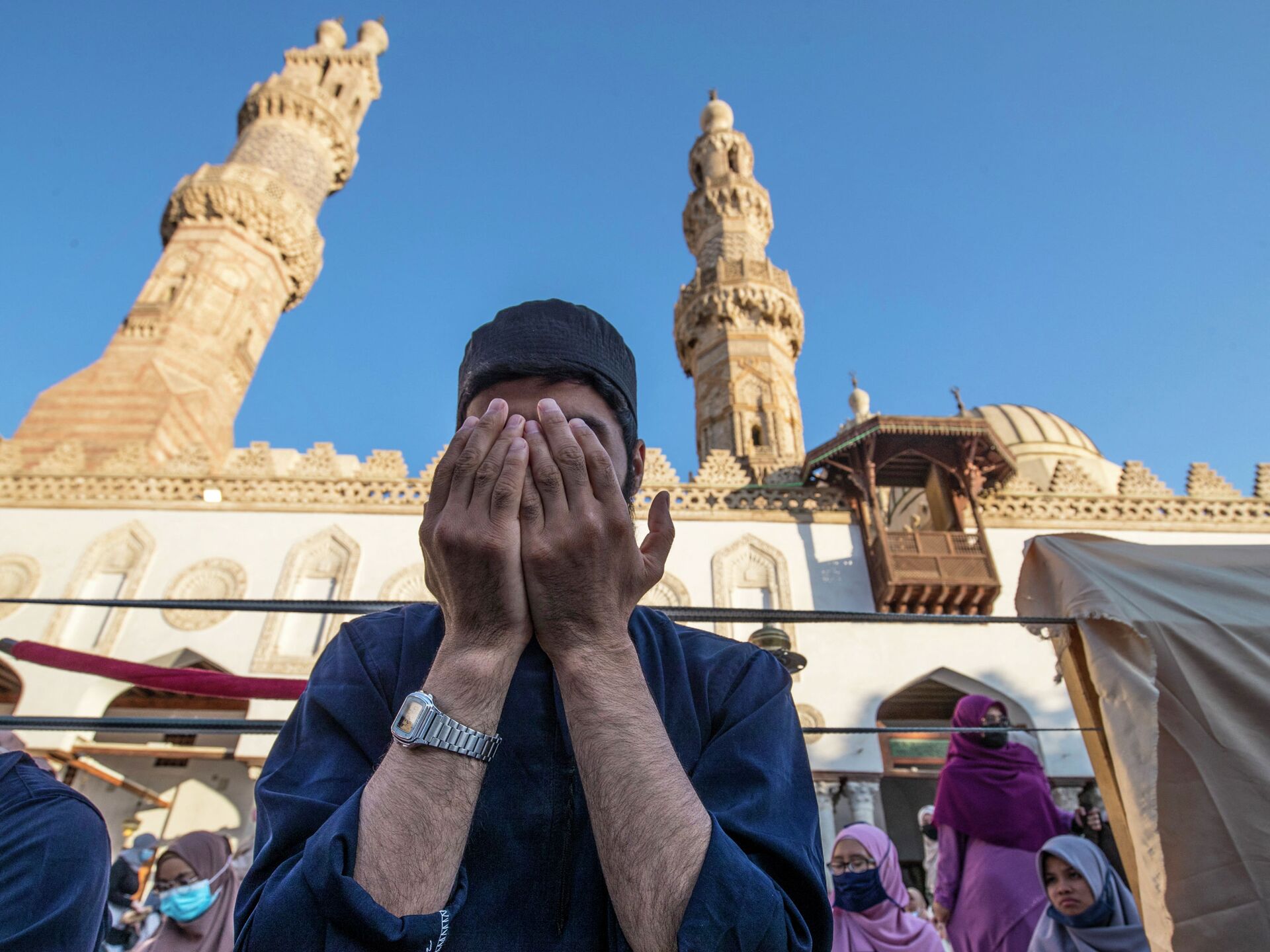 Мусульмане молятся в Каире. Бывший мусульманин в Египте.