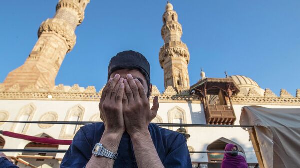 Мусульманин на массовой молитве в Египте  - Sputnik Казахстан
