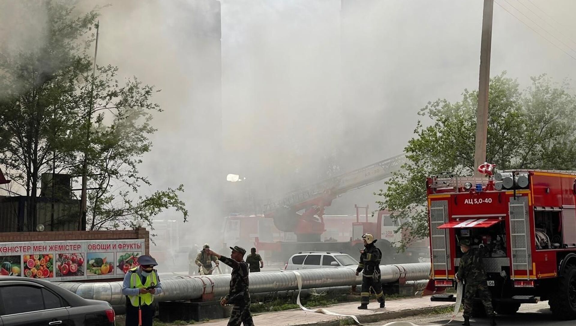 45 пожарных тушили горевший в Атырау ресторан - видео - Sputnik Қазақстан, 1920, 13.05.2021