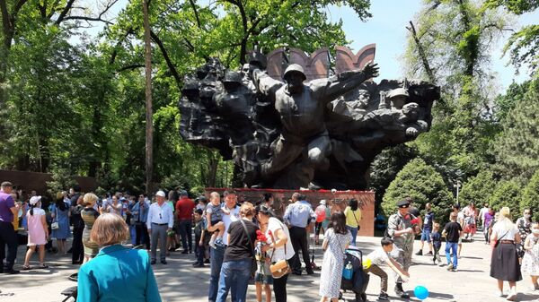 Люди гуляют в парке 28 гвардейцев-панфиловцев в День Победы - Sputnik Казахстан