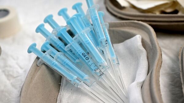 Шприцы с вакциной от коронавируса, подготовленные для инъекций  - Sputnik Қазақстан