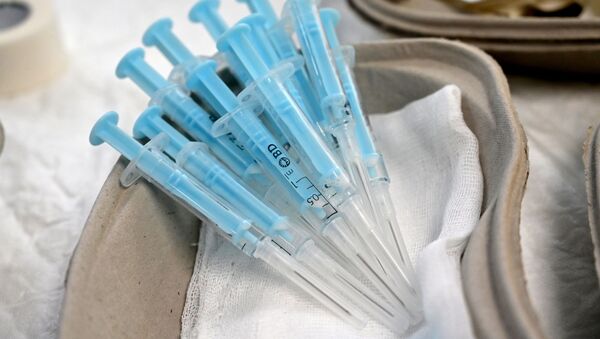 Шприцы с вакциной от коронавируса, подготовленные для инъекций  - Sputnik Казахстан