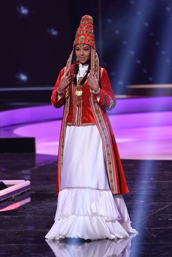 Камилла Серикбай, представляющая Казахстан на конкурсе Мисс Вселенная, вышла на подиум шоу в национальном костюме - Sputnik Қазақстан