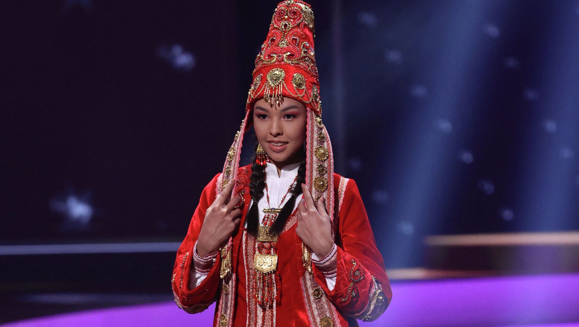 Камилла Серикбай, представляющая Казахстан на конкурсе Мисс Вселенная, вышла на подиум шоу в национальном костюме - Sputnik Казахстан, 1920, 14.05.2021