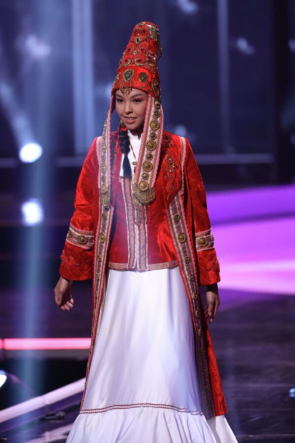 Камилла Серикбай, представляющая Казахстан на конкурсе Мисс Вселенная, вышла на подиум шоу в национальном костюме - Sputnik Казахстан