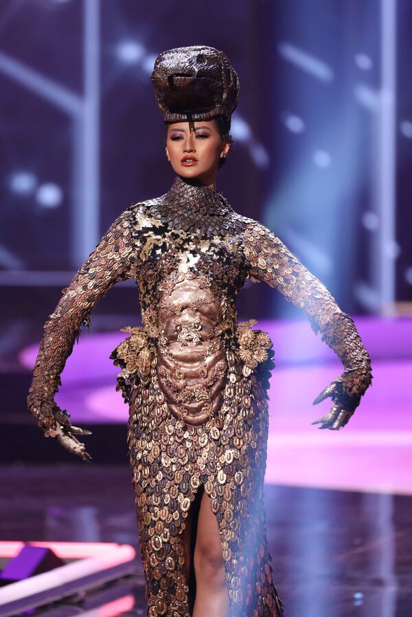 Мисс Индонезия Аю Маулида Путри во время показа национального костюма конкурса Мисс Вселенная 2021 - Sputnik Қазақстан