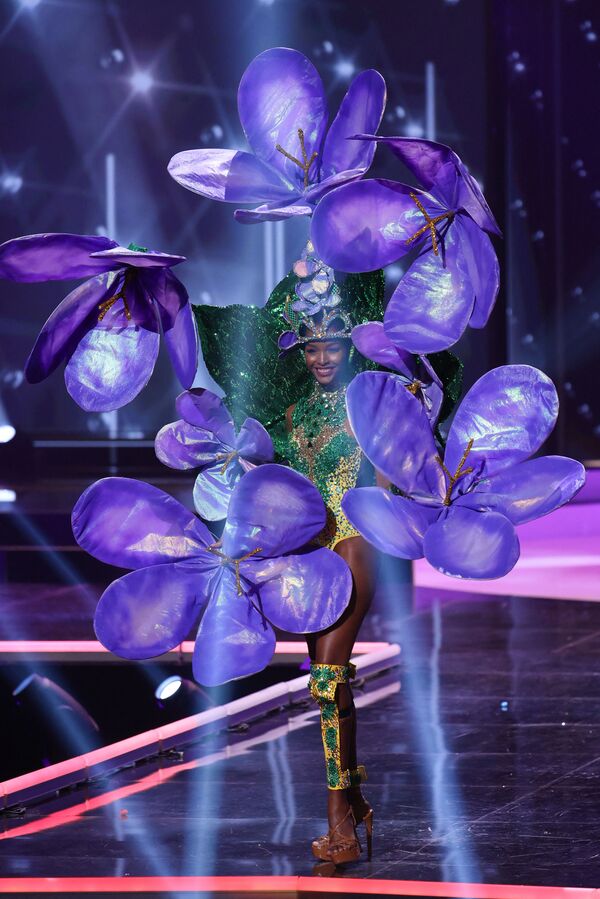 Мисс Ямайка Микеал-Симон Уильямс во время показа национального костюма конкурса Мисс Вселенная 2021  - Sputnik Казахстан
