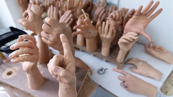 Руки восковых статуй на полке, архивное фото - Sputnik Казахстан