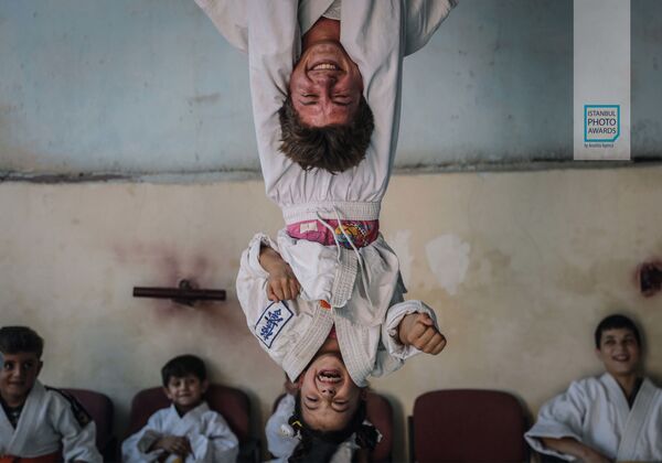 Снимок из серии Syria: Sport and Fun Instead of War and Fear сирийского фотографа Anas Alkharboutli, ставший третьим в категории Story Sports конкурса Istanbul Photo Awards 2021 - Sputnik Қазақстан