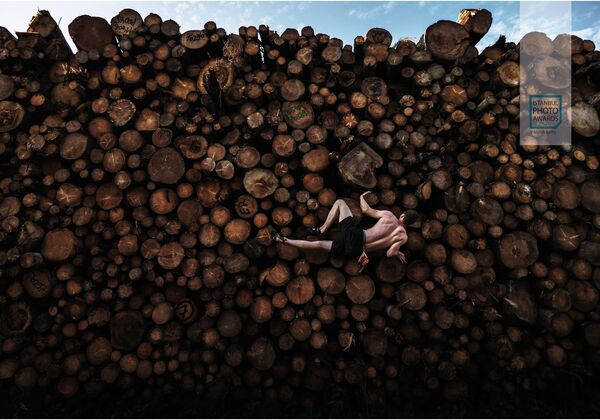 Снимок Log Pile Bouldering австралийского фотографа Adam Pretty, ставший третьим в категории Single Sports конкурса Istanbul Photo Awards 2021 - Sputnik Қазақстан