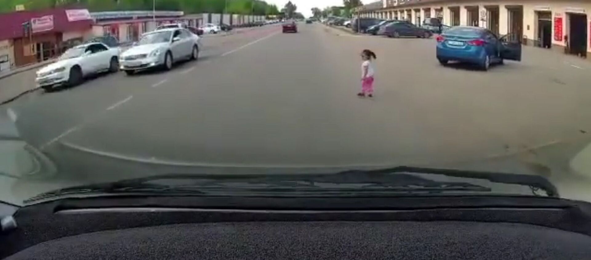 Девочка выпала из автомобиля - Sputnik Казахстан, 1920, 17.05.2021