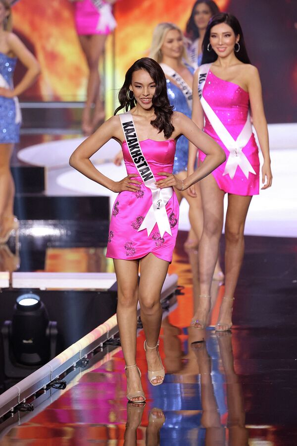 Мисс Вселенная Казахстан Камила Серикбай появляется на сцене конкурса Мисс Вселенная 2021 - Sputnik Казахстан