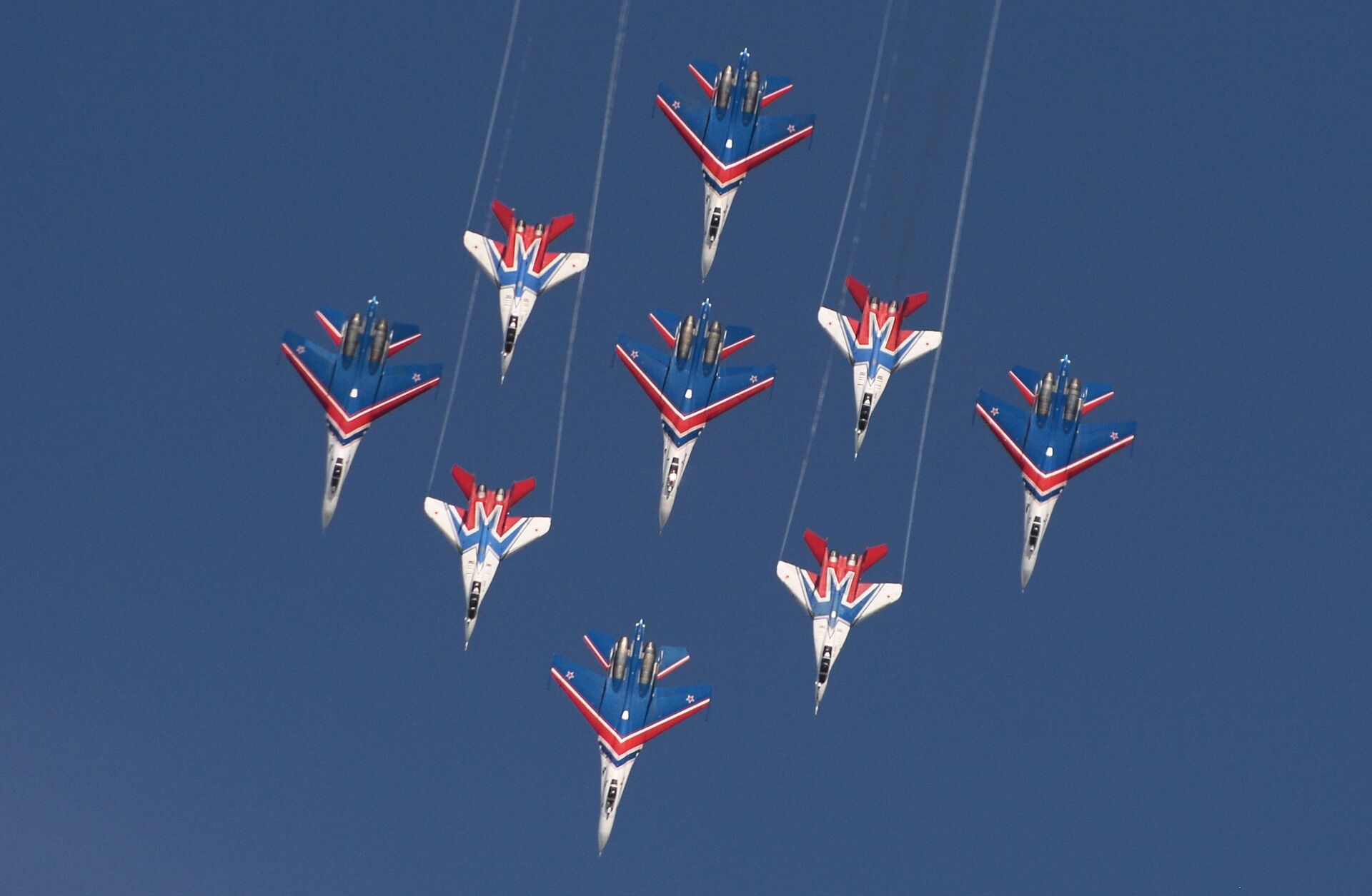 Истребители Су-27 пилотажной группы Русские Витязи и МиГ-29 пилотажной группы Стрижи на форуме Армия-2016  - Sputnik Казахстан, 1920, 04.04.2026