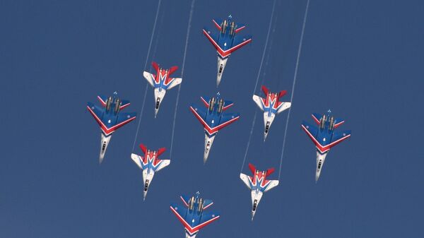 Истребители Су-27 пилотажной группы Русские Витязи и МиГ-29 пилотажной группы Стрижи на форуме Армия-2016  - Sputnik Қазақстан