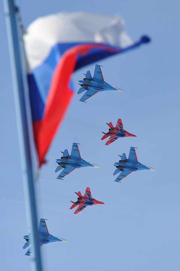Самолеты Су-27 и МиГ-29 пилотажных групп Русские витязи и Стрижи во время полета - Sputnik Казахстан