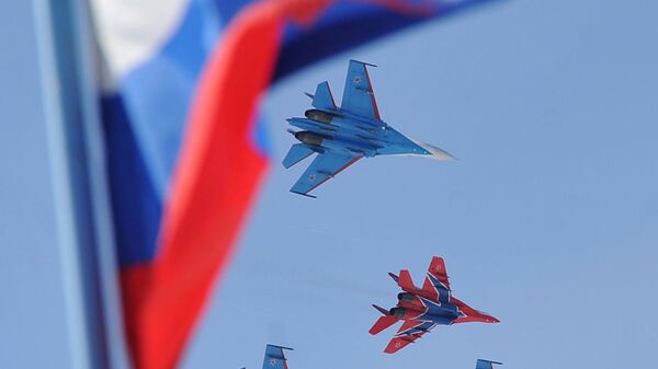 Самолеты Су-27 и МиГ-29 пилотажных групп Русские витязи и Стрижи во время полета - Sputnik Казахстан