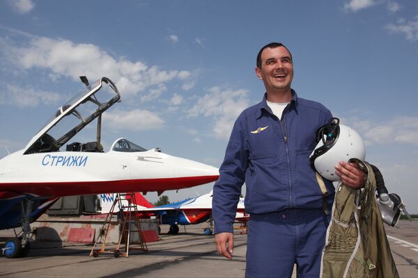 Командир пилотажной группы Стрижи Максим Мусатов после выполнения полета на подмосковном аэродроме в Кубинке - Sputnik Қазақстан