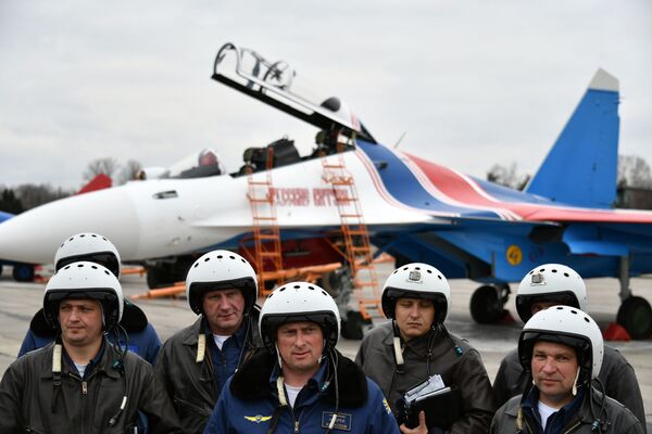 Авиационная группа высшего пилотажа Русские Витязи после репетиции  - Sputnik Қазақстан