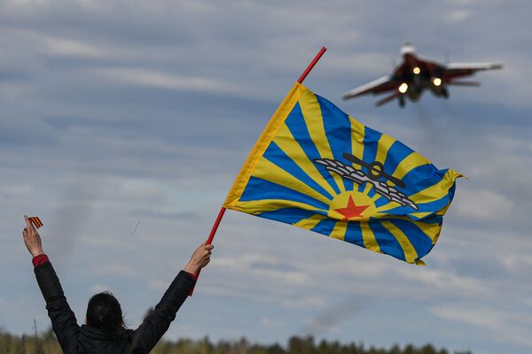 Зритель на авиационном празднике в честь Дня Победы в Кубинке - Sputnik Казахстан