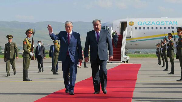 Президент Касым-Жомарт Токаев прибыл в Душанбе с двухдневным официальным визитом по приглашению Президента Таджикистана Эмомали Рахмона - Sputnik Казахстан