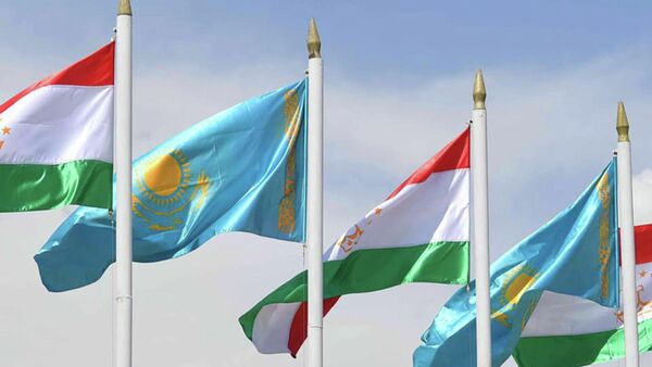 Флаги Казахстана и Таджикистана - Sputnik Казахстан