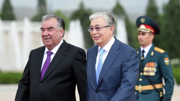 Президенты Казахстана и Таджикистана Касым-Жомарт Токаев (справа) и Эмомали Рахмон - Sputnik Казахстан