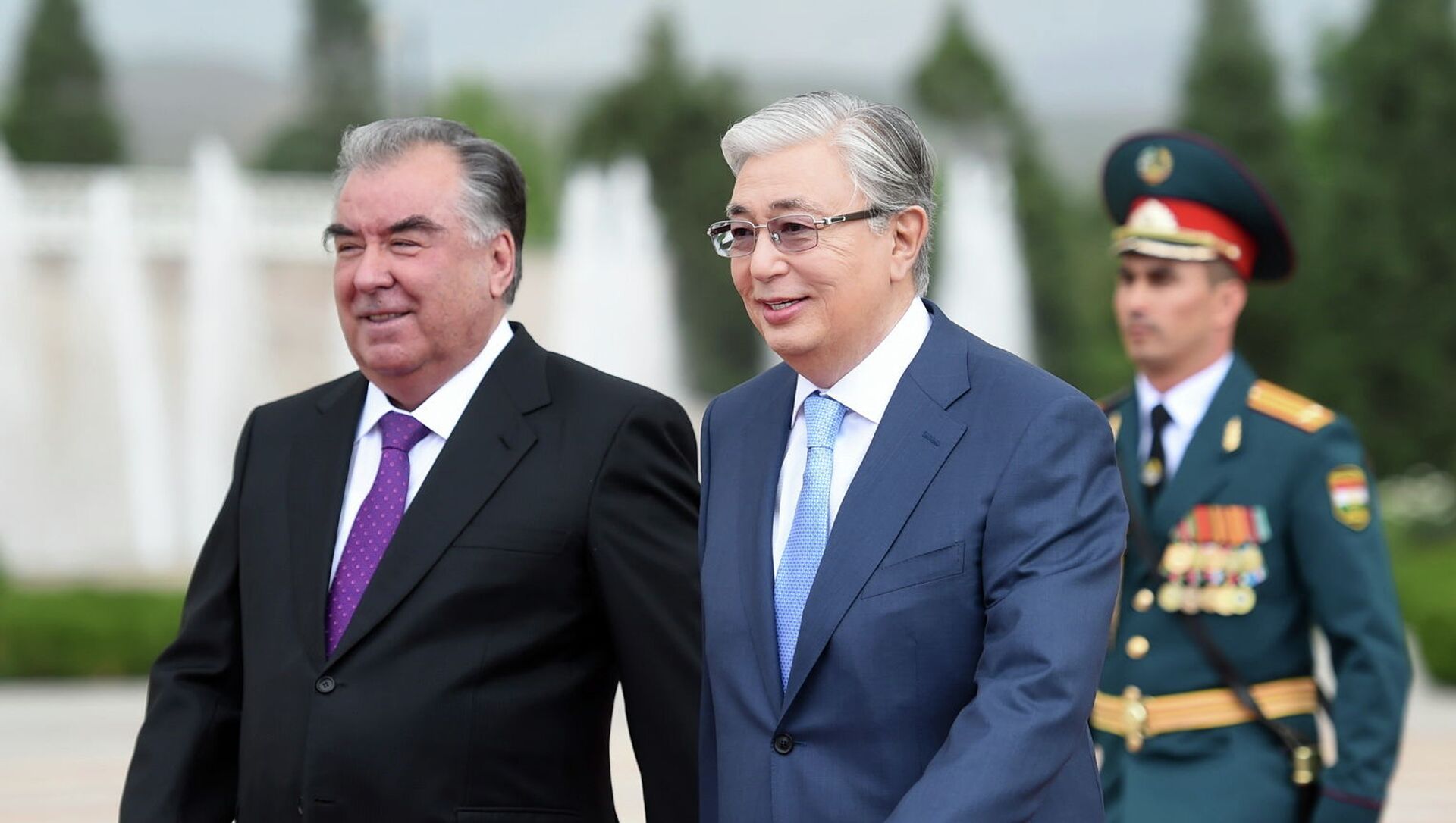 Президенты Казахстана и Таджикистана Касым-Жомарт Токаев (справа) и Эмомали Рахмон - Sputnik Казахстан, 1920, 05.10.2021