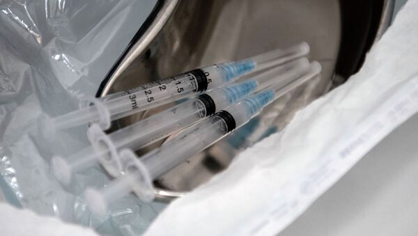 Шприцы с дозами вакцины от коронавируса, подготовленные для инъекций - Sputnik Қазақстан