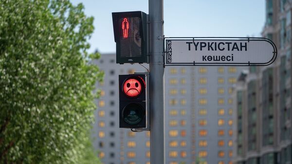 Светофор с грустным смайликом по улице Туркестан в Нур-Султане - Sputnik Қазақстан