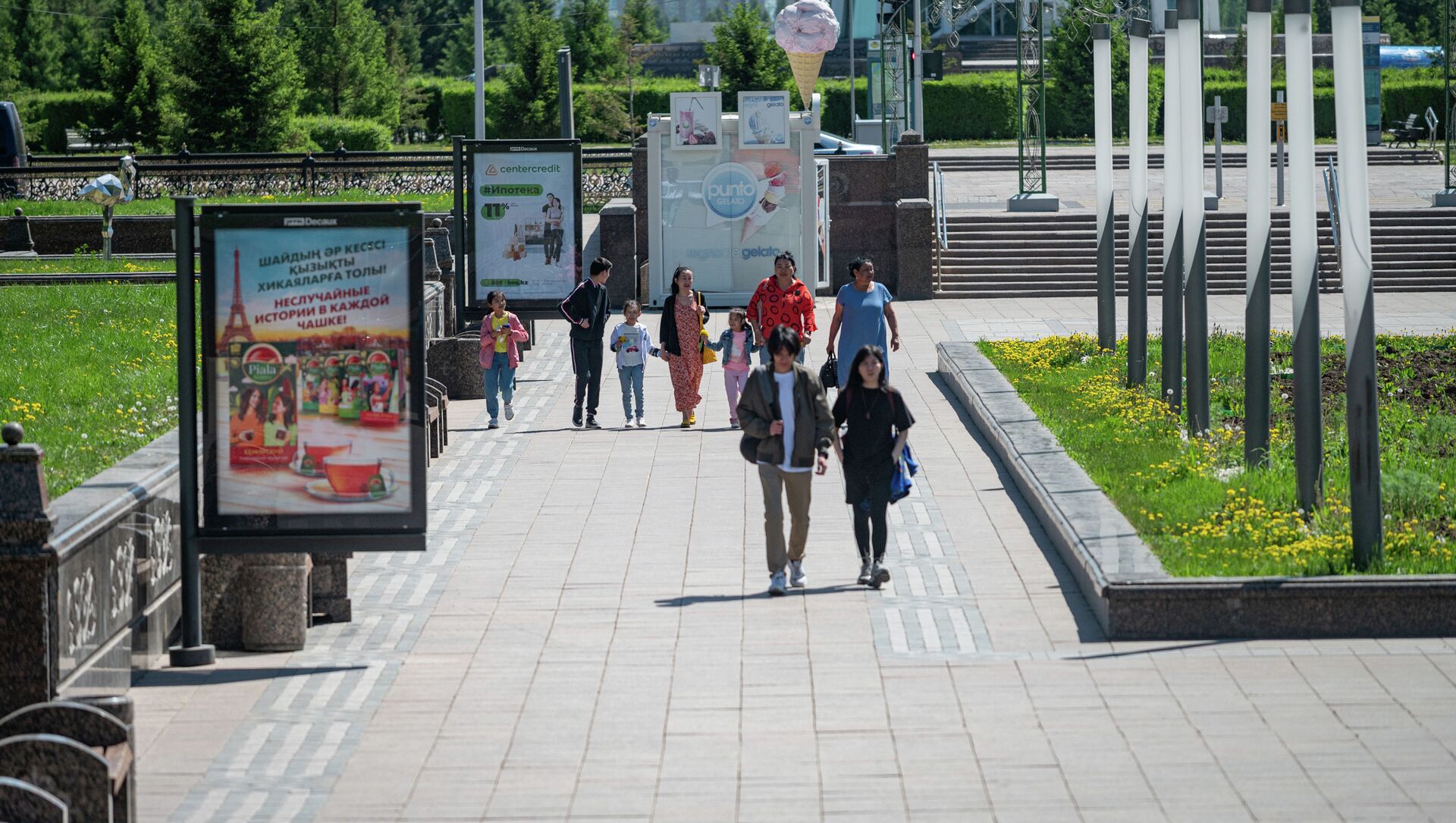 Люди гуляют по Водно-Зеленому бульвару в Нур-Султане - Sputnik Қазақстан, 1920, 07.09.2021