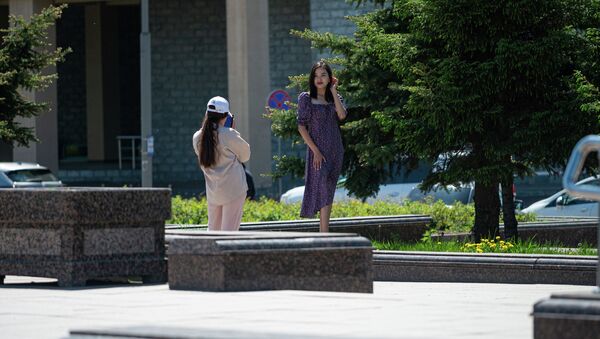 Девушка позирует подруге на фоне зеленых деревьев  - Sputnik Казахстан