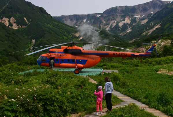 Туристы у вертолетной площадки в Долине Гейзеров в Кроноцком заповеднике - Sputnik Казахстан