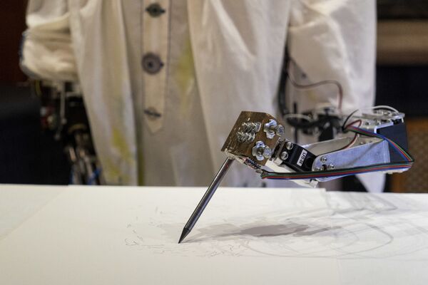 Ай-Да, искусственный робот-художник-гуманоид, рисует портрет своего создателя Эйдана Меллер - Sputnik Қазақстан