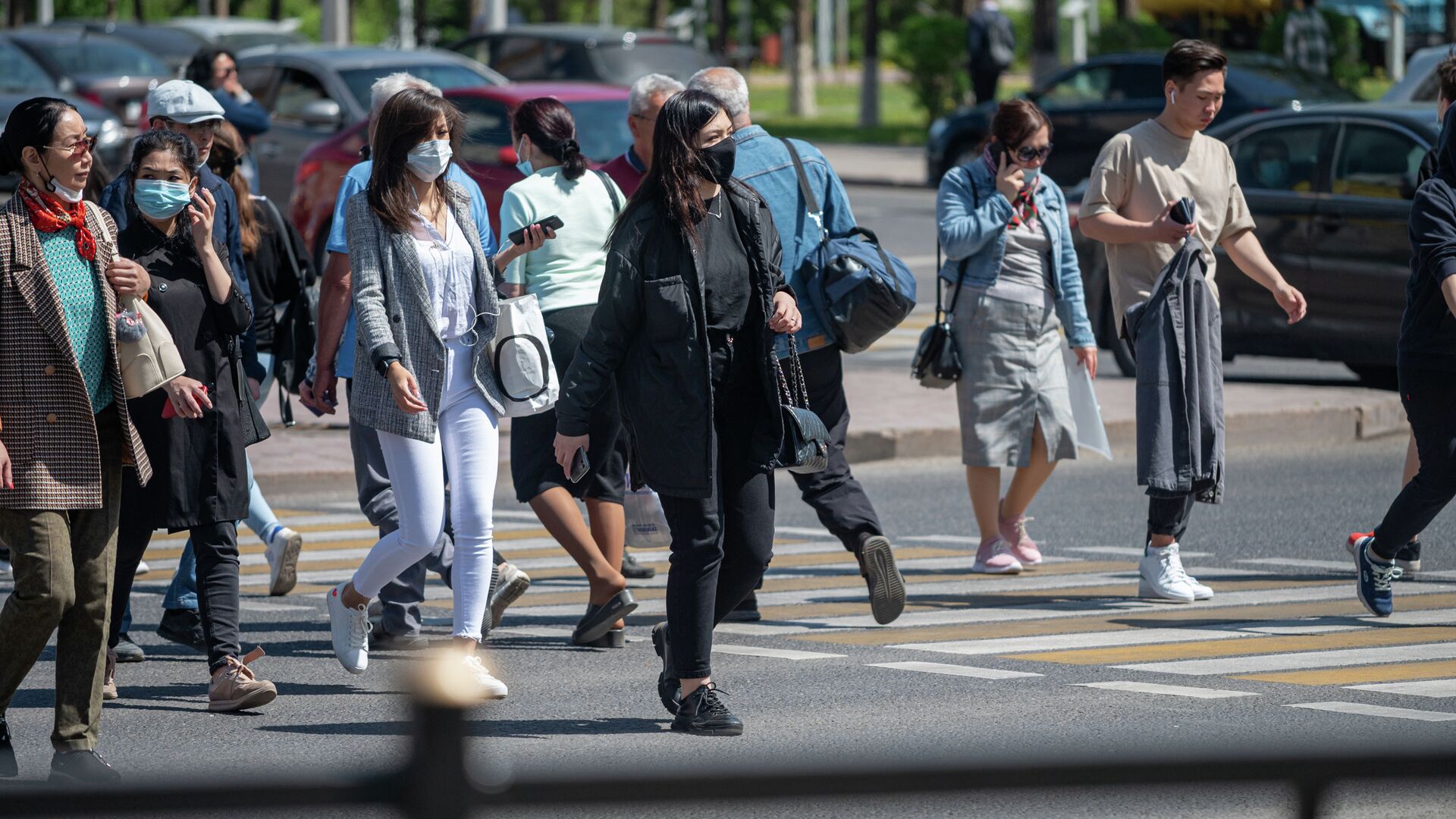 Люди в масках на пешеходном переходе - Sputnik Қазақстан, 1920, 20.07.2022