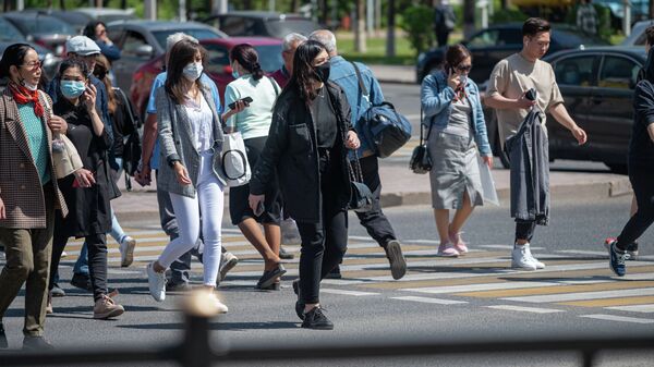 Люди в масках на пешеходном переходе - Sputnik Казахстан