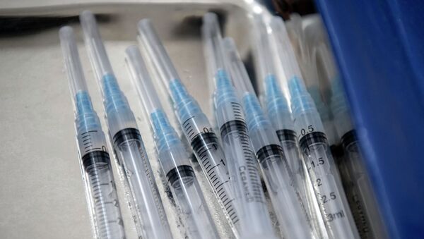 Шприцы с дозой вакцины от коронавируса, подготовленные для инъекций - Sputnik Қазақстан