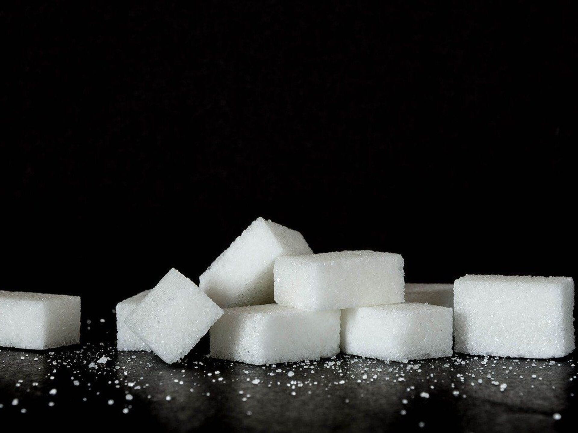 Сахар на ночь есть. Сахара-рафинада. Сахар на черном фоне. Рафинированный сахар. Сахар белая смерть.