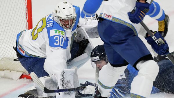 Финский хоккеист Теему Турунен пытается забить голкиперу Казахстана Никите Бояркину во время матча группы В чемпионата мира по хоккею между Казахстаном и Финляндией - Sputnik Казахстан