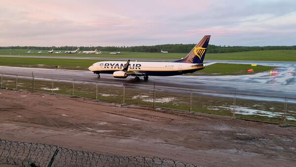 Ryanair самолет, который совершил экстренную посадку в Беларуси, приземляется в аэропорту Вильнюса в Вильнюсе - Sputnik Казахстан