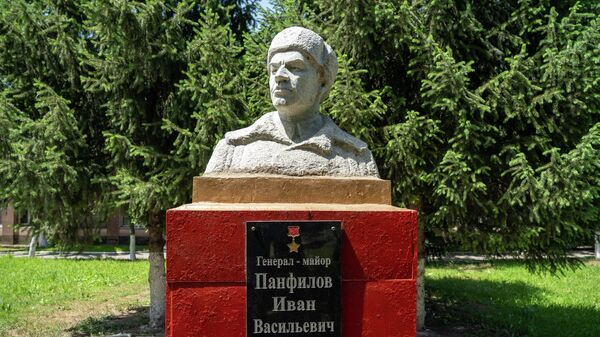 Памятник Ивану Панфилову в Талгарском районе Алматинской области - Sputnik Қазақстан
