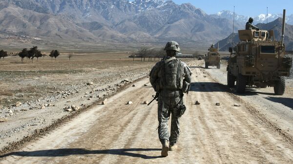 Американский солдат идет по строящейся дороге возле Баграма, примерно в 60 км от Кабула, Афганистан - Sputnik Қазақстан