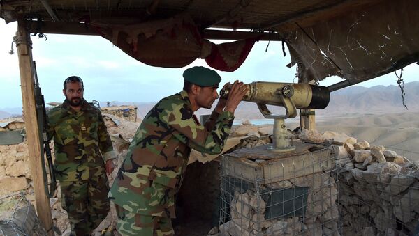 Командующий Афганской национальной армии (АНА) Дост Назар Андараби в бинокль наблюдает за форпостом, установленным против боевиков Талибана в Каджаки, Афганистан - Sputnik Қазақстан