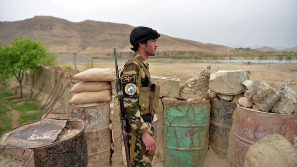 Афганский полицейский дежурит на заставе, установленной против боевиков Талибана в Каджаки - Sputnik Қазақстан