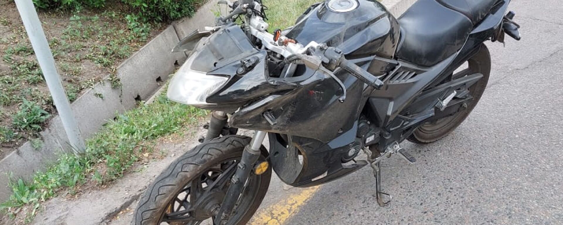 Мотоцикл упал в арык на улице Саина  - Sputnik Қазақстан, 1920, 05.08.2023